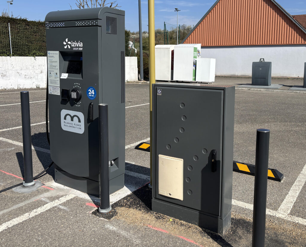 La station des bornes de recharge pour voitures électriques est ouverte